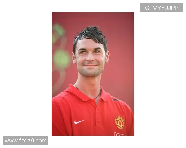 足球巨星们的灿烂笑容背后的故事与力量，揭秘他们赛场之外的动人一面