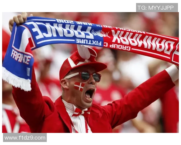 足球巨星挥动加油手势点燃赛场激情鼓舞万千球迷