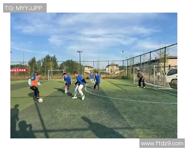 足球巨星身着经典球衣，演绎绿茵场上的速度与激情